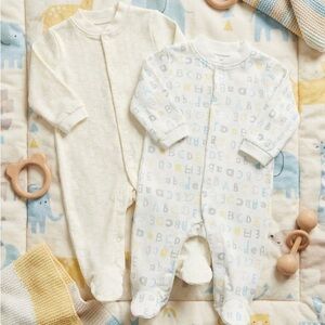 🍼Joe Fresh Bundle 🍼 Cream and White Alphabet Footies with White Towel - 3m
